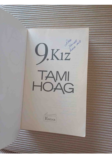 9. Kız Tamı Hoag 9,kız 496 Sayfa 2016 Basımı 2,el Kitap Cok Temiz Durumdadir Kunye Sayfasinda Isim Yaziyor Harici Cok Temiz