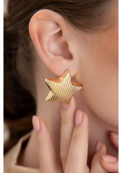 Lina Tia Kadın Çizgi Doku Tasarımlı Yıldız Model Altın Renk Lak Kaplama Günlük Abiye Elbise Bluz Kombin Küpe