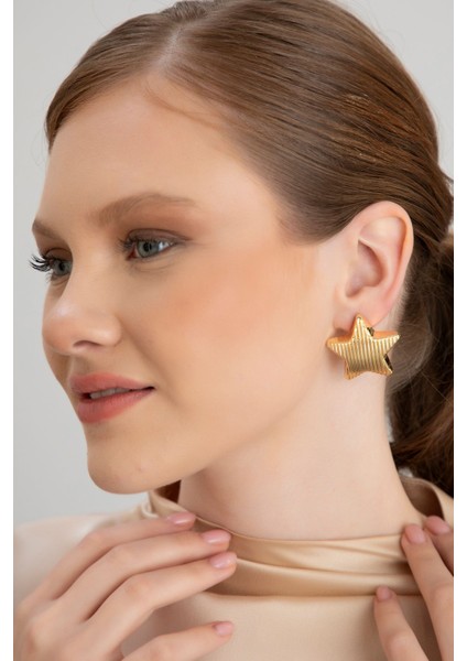 Lina Tia Kadın Çizgi Doku Tasarımlı Yıldız Model Altın Renk Lak Kaplama Günlük Abiye Elbise Bluz Kombin Küpe fiyatları