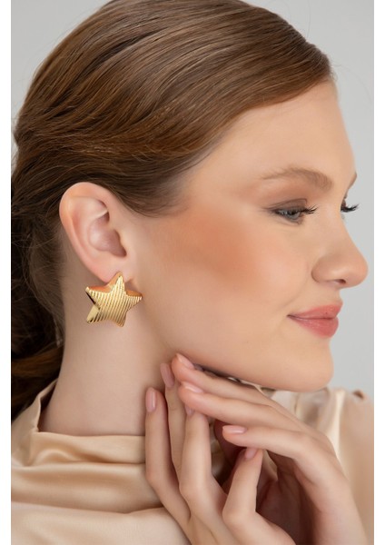 Lina Tia Kadın Çizgi Doku Tasarımlı Yıldız Model Altın Renk Lak Kaplama Günlük Abiye Elbise Bluz Kombin Küpe modelleri