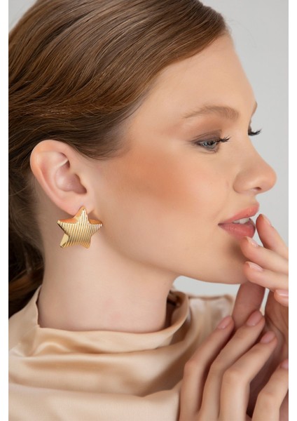 Lina Tia Kadın Çizgi Doku Tasarımlı Yıldız Model Altın Renk Lak Kaplama Günlük Abiye Elbise Bluz Kombin Küpe