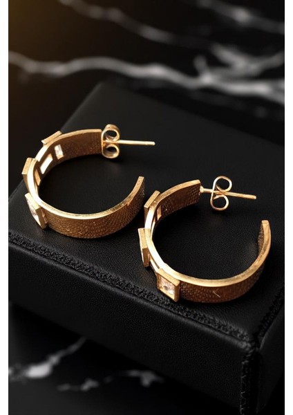 Kadın Çelik Altın Kaplama Zirkon Taşlı Yarım Halka Kare Taş Detaylı Tasarım Model Günlük Küpe fiyatları