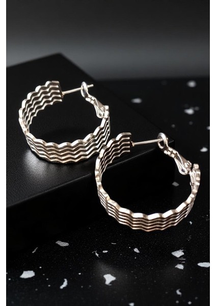 Kadın Çelik Gümüş Kaplama Dalgalı Zikzak Desenli Tasarım Model Günlük Kombin Küpe