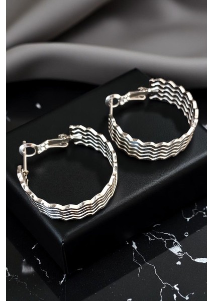 Kadın Çelik Gümüş Kaplama Dalgalı Zikzak Desenli Tasarım Model Günlük Kombin Küpe fiyatları