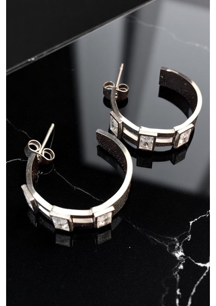 Kadın Çelik Gümüş Kaplama Yarım Halka Kare Taş Detaylı Tasarım Model Günlük Kombin Küpe