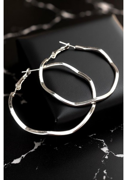 Kadın Çelik Gümüş Kaplama Orta Boy Çekiçlenmiş Dokulu Ince Dalgalı Halka Model Günlük Kombin Küpe