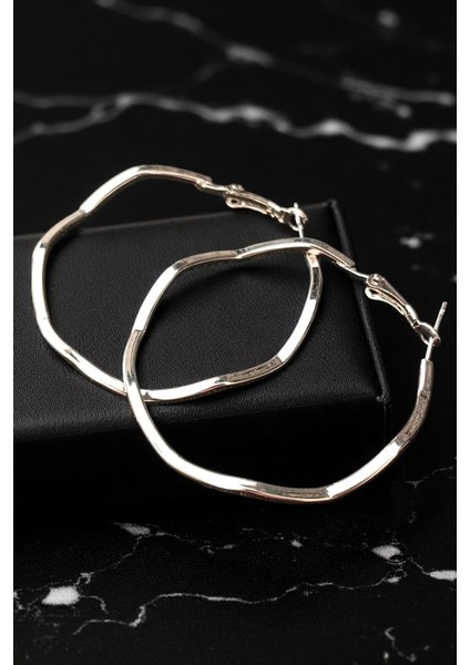 Kadın Çelik Gümüş Kaplama Orta Boy Çekiçlenmiş Dokulu Ince Dalgalı Halka Model Günlük Kombin Küpe fiyatları