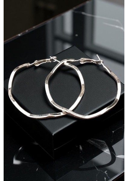 Kadın Çelik Gümüş Kaplama Orta Boy Çekiçlenmiş Dokulu Ince Dalgalı Halka Model Günlük Kombin Küpe modelleri