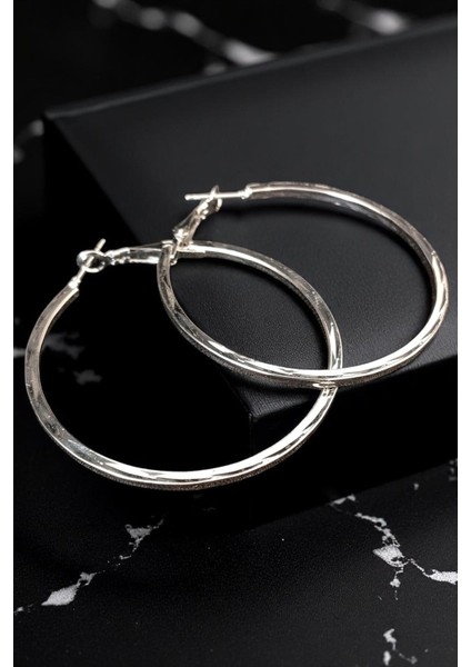 Kadın Çelik Gümüş Kaplama Orta Boy Ince Halka Çember Kare Çizgi Desenli Tasarım Model Günlük Küpe