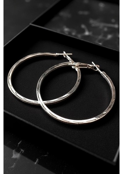 Kadın Çelik Gümüş Kaplama Orta Boy Ince Halka Çember Kare Çizgi Desenli Tasarım Model Günlük Küpe fiyatları