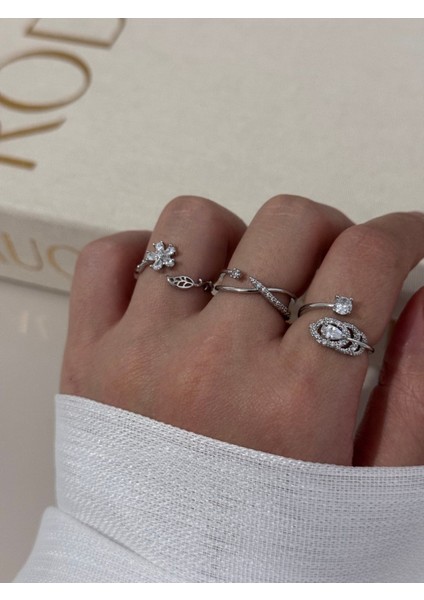 Üçlü Gümüş Renk Ayarlanabilir Yüzük Seti – Zarif Taşlı ve Çiçek Detaylı Tasarım