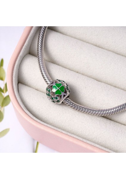 "Kraliçe Charm" Zümrüt Taşlı, Şanslı Dört Yapraklı Yonca Gümüş Charm, 925 Ayar Gümüş modelleri