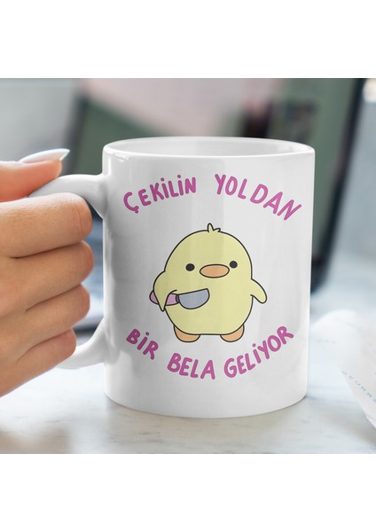 Kupa Bardak - Bir Bela Geliyor Yazılı Desenli Kupa Bardak - Hediyelik Kupa Bardak modelleri