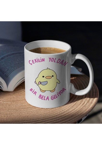 Kupa Bardak - Bir Bela Geliyor Yazılı Desenli Kupa Bardak - Hediyelik Kupa Bardak fırsatları