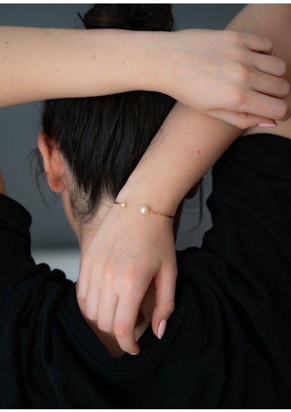 Beyaz Inci Detaylı 14 Ayar Altın Kaplama Gümüş Kadın Kelepçe Bileklik fiyatları