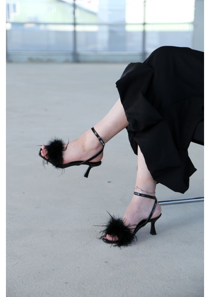 Diva Tüylü Siyah Kadeh Topuklu Ayakkabı