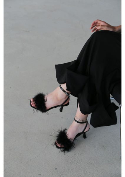 Diva Tüylü Siyah Kadeh Topuklu Ayakkabı fiyatları