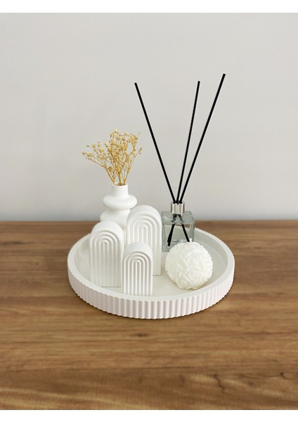 Dekoratif Tepsi Seti – 7 Parça | Beyaz Modern Obje, Vazo, Mum ve Koku Şişesi