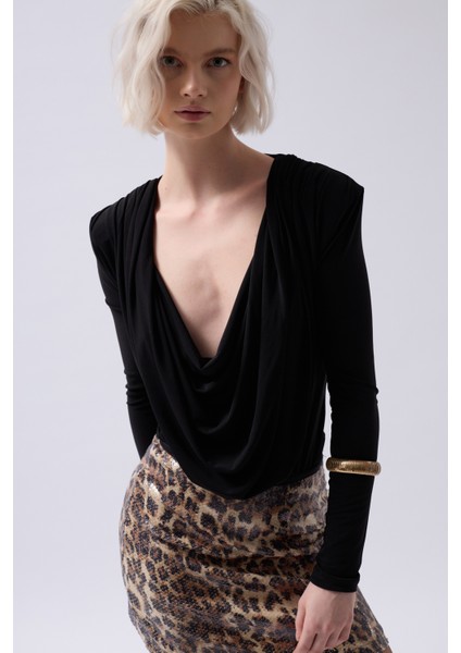 Vatkalı Degaje Yaka Siyah Bodysuit fırsatları