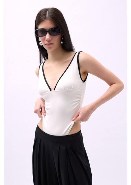 V Yaka Biye Detay Beyaz Bodysuit modelleri