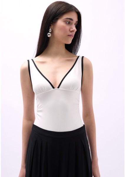 V Yaka Biye Detay Beyaz Bodysuit fırsatları