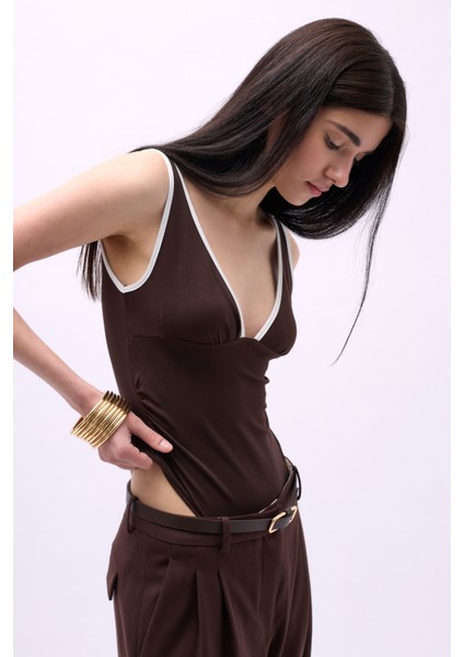 V Yaka Biye Detay Kahverengi Bodysuit fırsatları