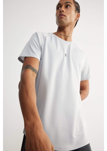 DefactoFit Slim Fit Dar Kesim Bisiklet Yaka Baskılı Sporcu Kısa Kollu Tişört V2887AZ25SP modelleri