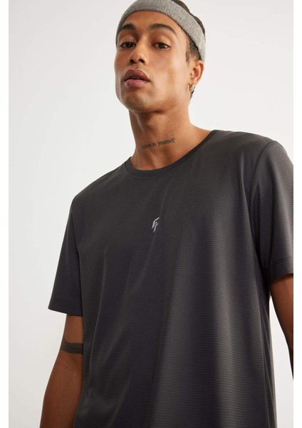 Fit Hızlı Kuruyan Slim Fit Dar Kesim Bisiklet Yaka Baskılı Sporcu Kısa Kollu Tişört V2887AZ25SP