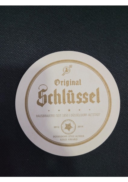 Original Schlüssel Altbier Bardak Altlığı – 1850’DEN Günümüze Düsseldorf’un Altstadt Gelenekli Ev Bira Fabrikasından Koleksiyonluk Çift Taraflı Alman Bardak Altlığı
