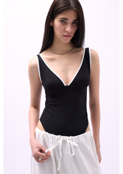 V Yaka Şerit Detay Siyah Bodysuit