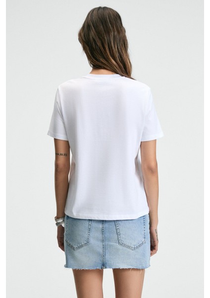 KARIVA Kadın Bisiklet Yaka Kısa Kollu Ön Baskı Detaylı Regular Fit Beyaz T-Shirt