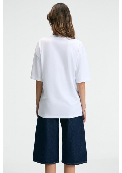 LUCENYA Kadın Bisiklet Yaka Kısa Kollu Önü Baskı Detaylı Regular Fit Beyaz T-Shirt