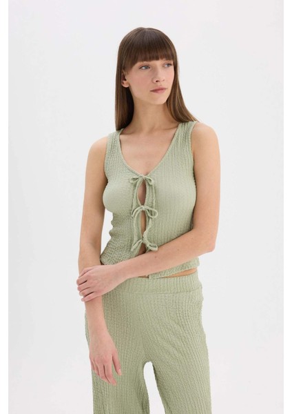 Slim Fit Dar Kesim V Yaka Önden Bağlamalı Bürümcük Kolsuz Bluz D3568AX25SP fırsatları