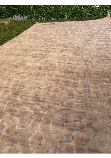 Konforsa Krem Bej ve Hafif Kahve Desenli Yumuşak Dokulu Modern Embos Desenli Halı