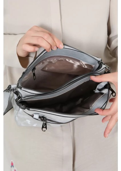 4 Fermuarlı Cepli Kadın Su Geçirmez Suni Deri Askılı Çanta fiyatları