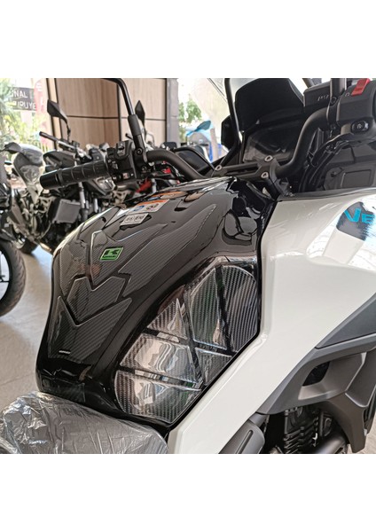Kawasaki Versys 650 2025 ile Uyumlu Kaydırmaz 6d Karbon 22 Parça Tank Pad Seti GC59 modelleri