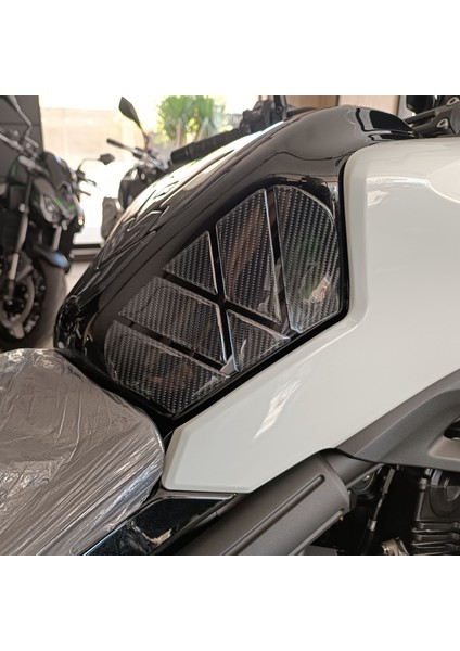 Kawasaki Versys 650 2025 ile Uyumlu Kaydırmaz 6d Karbon 22 Parça Tank Pad Seti GC59 fırsatları