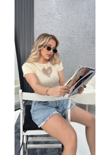 Glow Taş Işlemeli Kalp Detaylı Yarım Kollu Crop Triko Tişört fiyatları