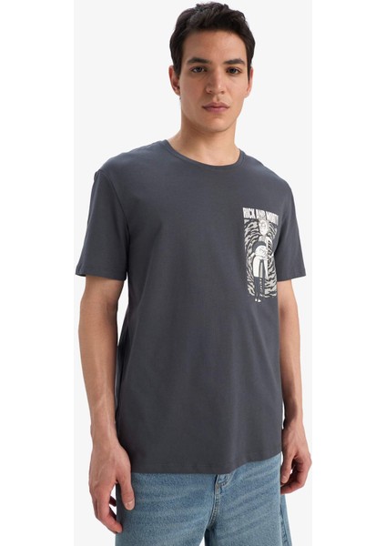 %100 Pamuk Rick and Morty Regular Fit Bisiklet Yaka Kısa Kollu Tişört E4752AX25SP modelleri