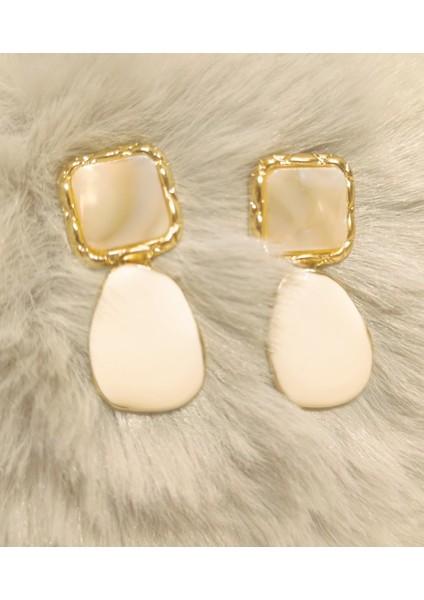 Beyaz Figürlü Sallantılı Gösterişli Küpe