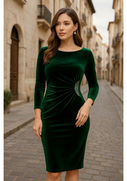 Kadın Uzun Kollu Yakası Açık Yanlardan Büzgülü Taş Detaylı Midi Kadife Elbise