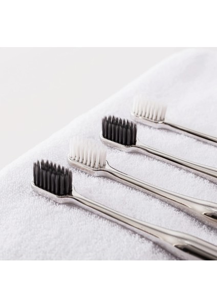 Silver Gümüş Renk Siyah Kıl Başlıklı Yumuşak Diş Fırçası