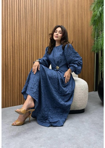 Kadın Kırıştırılmış (Krinkıl) Kot Kumaş Aksesuarlı Elbise – Yazlık Rahat Kesim Denim Elbise modelleri