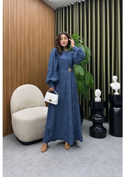 Kadın Kırıştırılmış (Krinkıl) Kot Kumaş Aksesuarlı Elbise – Yazlık Rahat Kesim Denim Elbise fırsatları