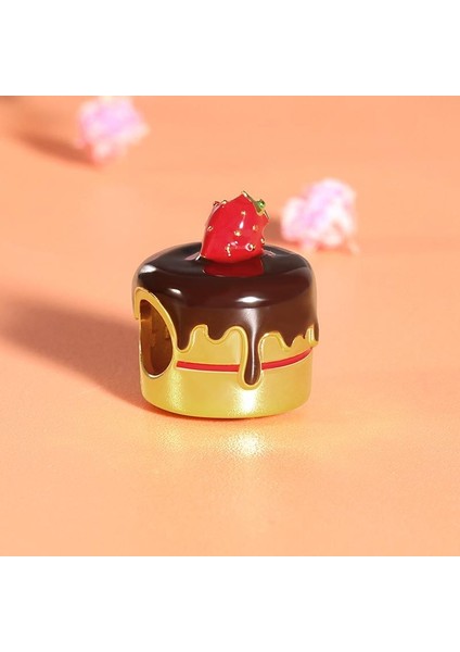 Çilek Süslemeli Çikolatalı Pasta Charm, 18K Altın Kaplama 925 Ayar Gümüş fiyatları