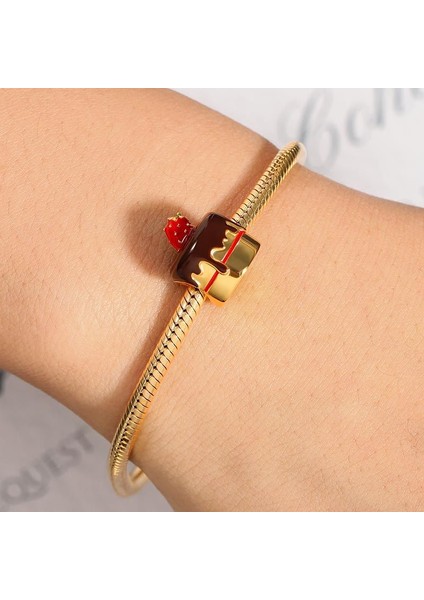 Çilek Süslemeli Çikolatalı Pasta Charm, 18K Altın Kaplama 925 Ayar Gümüş modelleri