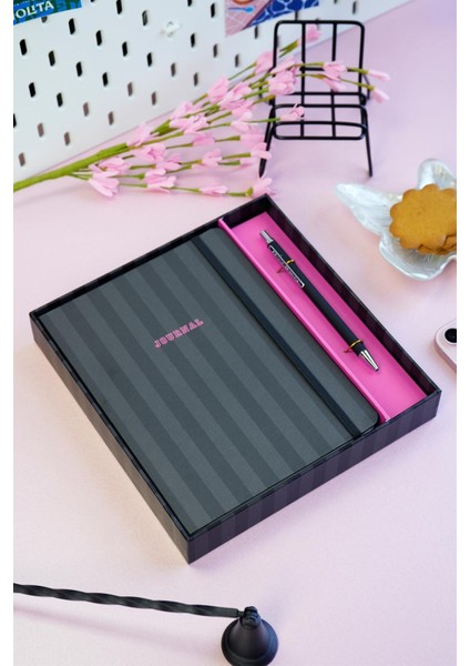 Kutulu Set, Sert Kapak Defter A5 100 Gr. Ivory, Çizgili. Lastikli ve Metal Gövdeli Tükenmez Kalem.
