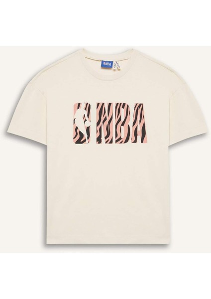 Kız Çocuk NBA Wordmark Oversize Geniş Kalıp Bisiklet Yaka Kısa Kollu Tişört E7631A825HS fiyatları