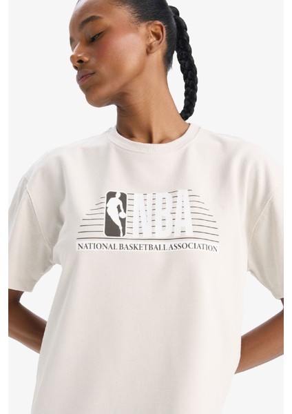 DeFactoFit NBA Wordmark Oversize Geniş Kalıp Bisiklet Yaka Sporcu Pike Kısa Kollu Tişört D6121AX25SP indirimleri