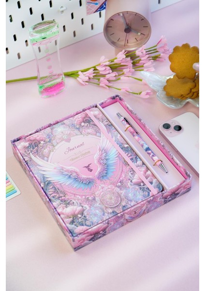 Kutulu Set, Sert Kapak Defter A5 100 Gr. Ivory, Çizgili. Lastikli ve Metal Gövdeli Tükenmez Kalem.